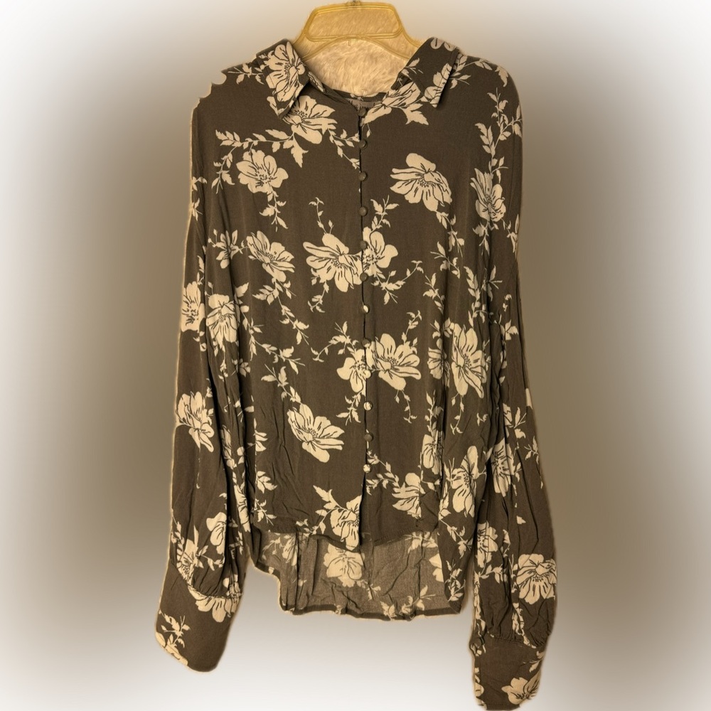 🌸 Wishlist Apparel Floral Button-Back Blouse – Size Medium